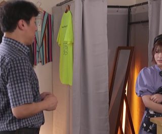 Cưỡng hiếp em nhân viên ở cửa tiệm quần áo